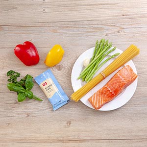 鮭魚用鹽、黑胡椒粉醃漬5分鐘,蔬菜切好備用。