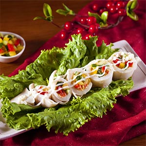中卷洗淨蒸熟後,塞入步驟2的餡料,切成段,以生菜鋪底盛盤即可,淋上沙拉醬即可食用