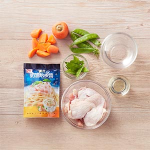 醬包解凍、將雞蛋打散備用。