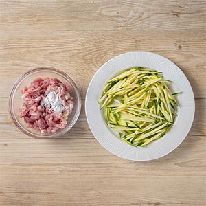 櫛瓜和蔥洗淨切絲備用,肉絲用醤油醃過,加入太白粉拌勻