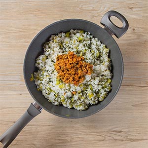 加入白飯一起拌炒至全部都熱透,再加入打拋醤拌炒均勻即可。