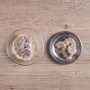 將蝦仁洗淨加入20g沙拉醬,抓匀醃製15分鐘,均勻沾上麵包粉。