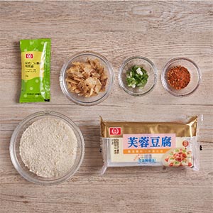 備妥食材,桂冠芙蓉豆腐一盒切四塊。