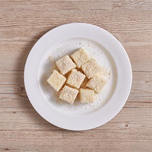 麵包粉裡加入少許的七味粉,每個豆腐先裹上麵包粉,等反潮後在裹上一層麵包粉。