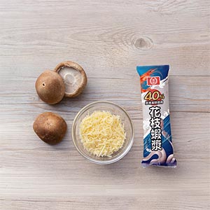 香菇鋪上桂冠花枝蝦漿。