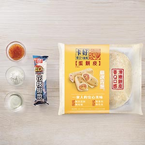 準備食材：卡好蛋餅皮 2片(退冰5分鐘)、桂冠花枝蝦漿 1條 (完全解凍)、麵粉 適量、油 3大匙，以及泰式沾醬 適量。