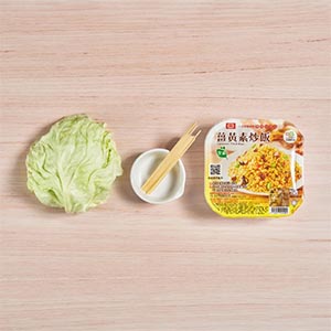 準備桂冠薑黃素炒飯、高麗菜(約4片)、義大利麵數條。