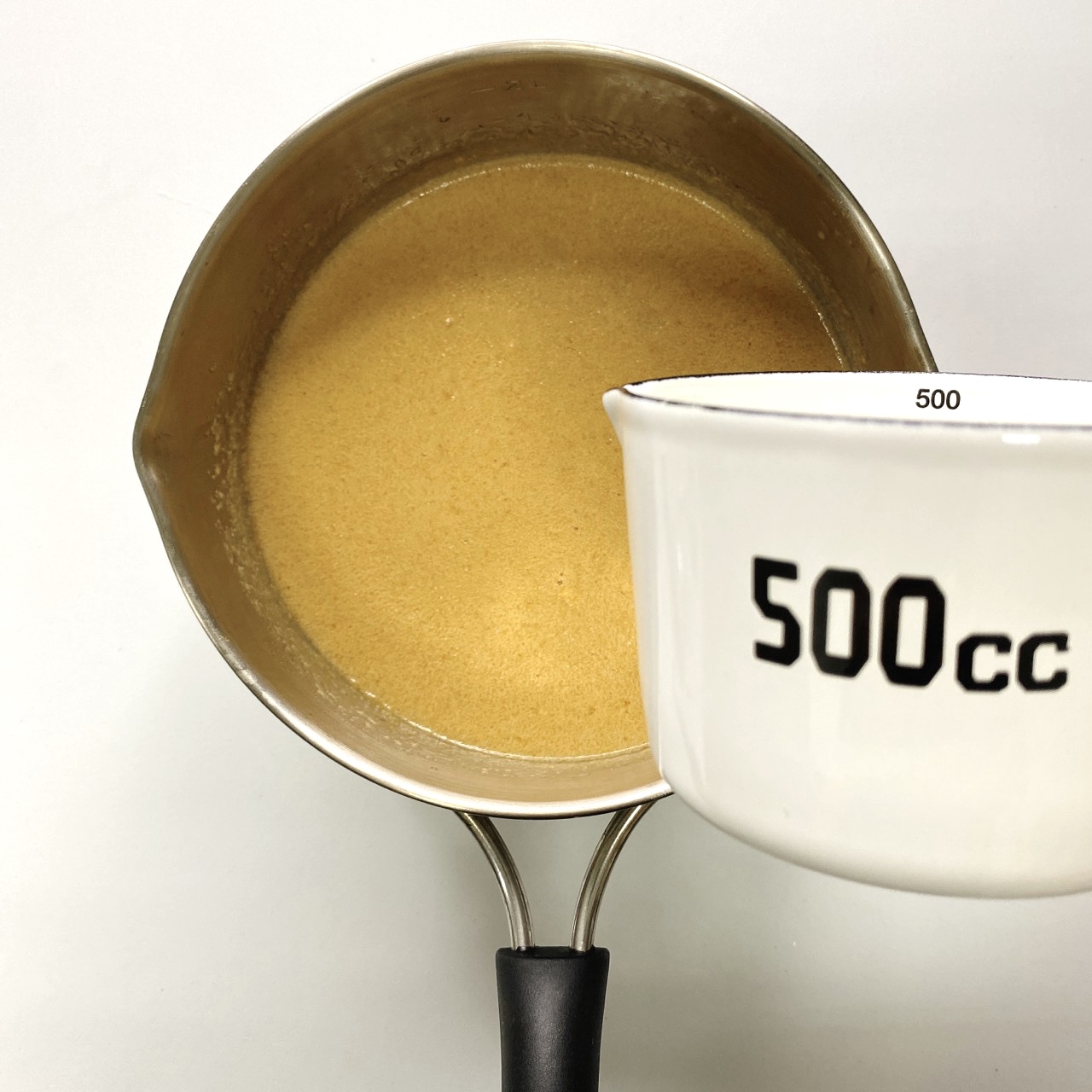 鍋中加入500ml的水以及解凍後的湯底包(可依個人喜好調整水的比例),煮滾。
