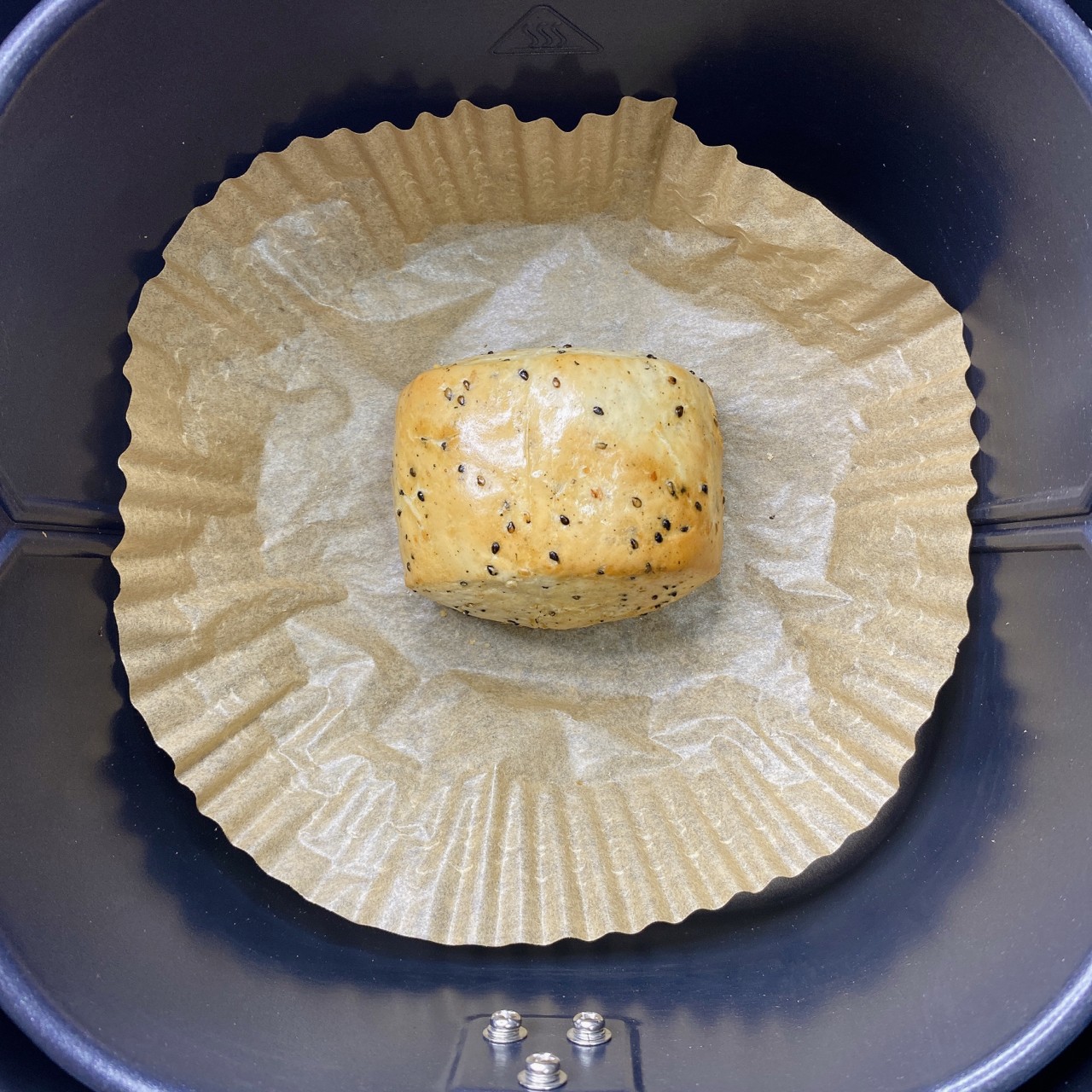 芝麻燕麥饅頭不用退冰,撕除底部的紙,表面用刷子塗上一層油,放入氣炸鍋180度4分鐘,再185度1分鐘,使外表呈金黃色