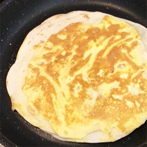 蓋鍋蓋悶熟後翻面,火侯控制在小火即可