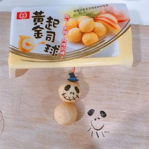 不嚇人的骷顱頭:使用桂冠黃金起司球,高湯川燙後,貼上剪好的海苔五官和芝麻鼻子,完成。