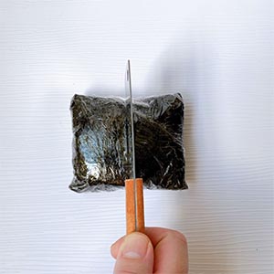 包上保鮮膜,中間對切
