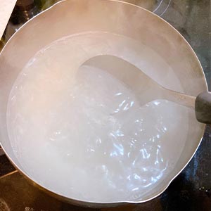 製作果凍使用的洋菜液，水與洋菜的比例依選購的洋菜包裝說明為主，加入一些砂糖增加甜味，水煮滾後倒入洋菜粉與砂糖，均勻攪拌直到洋菜粉融化，保溫備用。