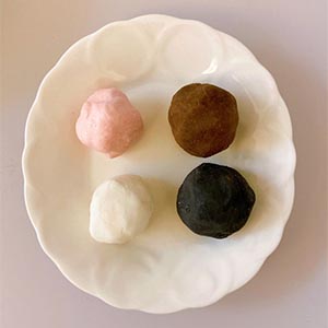 桂冠小湯圓稍微退冰，分別加入竹炭粉、可可粉揉成團，做為熊熊的可愛大頭與點綴的眼睛；白色小湯圓和紅色小湯圓也分別揉成團備用。