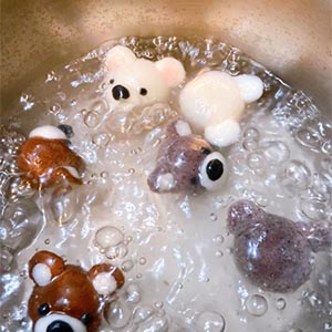 水滾後放入製作好的各色熊熊湯圓，筷子不停攪拌避免沾黏，5分鐘後撈起沖冷水。