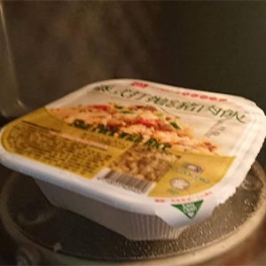 將炒飯微波加熱,可參考包裝背面料理時間(沒有微波爐也可以瓦斯爐直接炒熱即可)