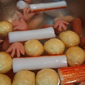 將蟳味棒、德式起司腸、黃金魚蛋、明太子魚香腸,水煮4~6分鐘撈出備用