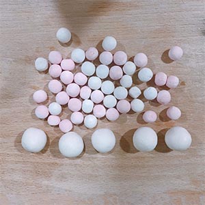 另取出一些白色、粉色小湯圓備用(注意:湯圓要解凍至常溫狀態才可放入油炸哦!避免因為水份釋出而產生油爆),解凍完湯圓表面會有殘留水份,在湯圓表面裹上一層薄薄太白粉,以保持湯圓表面乾燥
