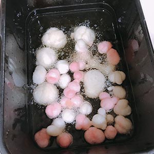將剛才做好的大小湯圓,放入油炸鍋,以中小火油溫油炸不超過150度,炸至湯圓浮起來膨脹,呈微金黃色即可,時間切勿過長,一邊炸要一邊攪拌(這點很重要!),以免互相沾黏。