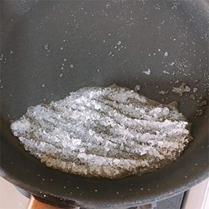 拿一個平底鍋倒入一匙油和一些白砂糖(喜歡甜一點,可以糖多加一些)