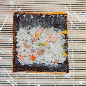 鮭魚炒飯微波備用,玉子燒鍋煎蛋皮
