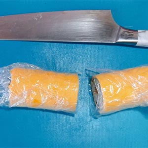 再將鮭魚炒飯放上捲起來,用刀對切