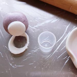 《小蜥蜴》教學步驟 Step by Step
1. 白色小湯圓桿平,用小瓶蓋壓出圓型(記得要比吸管做出的圓型大唷)
2. 再次使用水將小湯圓黏在紫糯大湯圓上當肚子,完成。