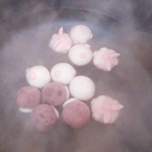 煮湯圓不破不變形,記得這樣做!!
1. 水要多水滾後,關小火再輕輕的放入湯圓
2. 建議使用不沾鍋,如使用不鏽鋼鍋煮記得下鍋煮時要連同烘焙紙一起下鍋,比較不容易黏到底部破掉