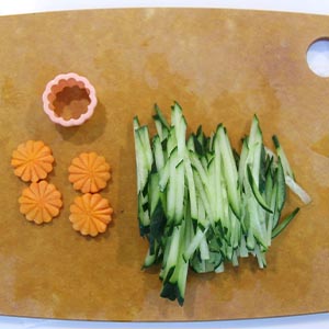 小黃瓜洗淨後切絲,紅蘿蔔片用壓花器壓出自己喜歡的圖案,備用。