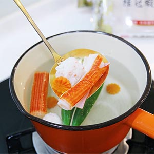 滾一鍋水,水滾後加入一小匙的鹽,接著放入秋葵、紅蘿蔔、蟳味棒及蝦球川燙。秋葵變翠綠色即可撈起,紅蘿蔔、蝦球、蟳味棒熟後也一併撈起。