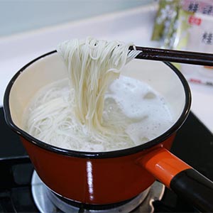 使用步驟三的水,煮沸後放入麵線,麵線煮熟後立馬撈起