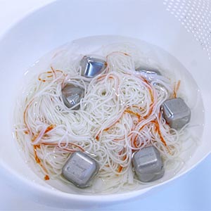 接著將桂冠蟳味棒撕成細絲,並與麵線一起泡入已加冰塊的冰水中冰鎮。