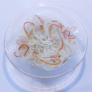 將冰涼的『蟳味棒麵線』瀝乾放入盤中,準備醬汁:使用芙蓉豆腐內附的柴魚醬汁,倒出後再加入適量鰹魚醬油兌水稀釋,最後撒上一點白芝麻。