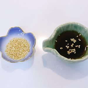 將冰涼的『蟳味棒麵線』瀝乾放入盤中，準備醬汁：使用芙蓉豆腐內附的柴魚醬汁，倒出後再加入適量鰹魚醬油兌水稀釋，最後撒上一點白芝麻。