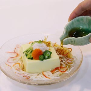 倒出桂冠芙蓉豆腐併放於麵條上,接著放上小黃瓜絲、柴魚片、切半的蝦丸、紅蘿蔔片及切成片狀的星星秋葵,最後在蝦球上擠上一點芥末後,淋上步驟 8 的醬汁,完成。