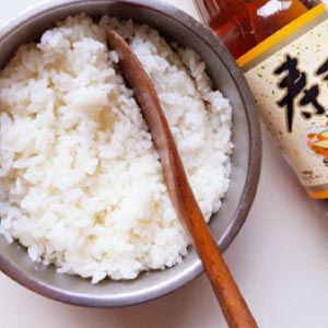 製作壽司用醋飯:
先煮飯再調醋入味,煮飯時水和米的比例約 2.5:3,讓飯偏乾不要太濕軟。
煮熟的米飯趁熱拌成醋飯,比例1杯米加入約加入20~30c.c.的壽司醋,可再依口感偏好微調。
拌飯時用「切」、「拌」的方式撥開,讓米飯均勻沾附醋液,拌好後記得放涼再開始製作。
