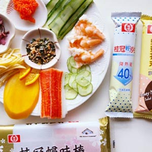 備料:
將鮮蝦川燙去殼後剖半,蟳味棒燙熱,備用
小黃瓜以兩種不同切法切片處理:刀與小黃瓜垂直,切成圓形片狀;刀子與小黃瓜平行,切成長條狀,備用
蛋打勻後煎蛋,蛋越薄越好,煎好後切絲備用。