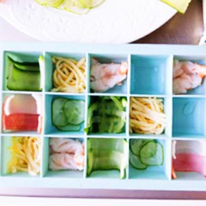 製作造型冰盒壽司:
矽膠製冰盒先整個過一下冷開水再開始鋪餡料。