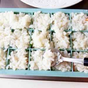 放料順序:餡料 ➡️ 沙拉醬 ➡️ 醋飯