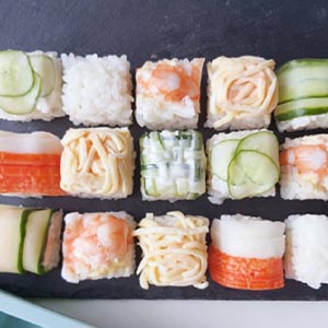 放料順序:餡料 ➡️ 沙拉醬 ➡️ 醋飯 ➡️ 蓋保鮮膜壓緊 ➡️ 脫模 ➡️ 擺盤