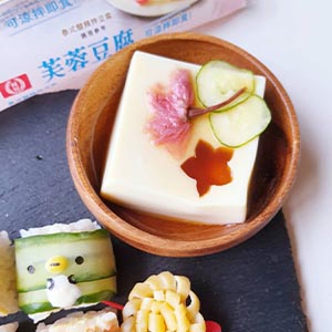 只吃壽司不夠豐富嗎?可以再將《桂冠芙蓉豆腐》加入餐點中,清雅蛋香,口感細緻滑嫩,配上內附的柴魚汁調味,清爽好吃超消暑。