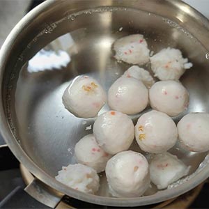 桂冠蝦球及桂冠飛魚蛋用熱水燙熟,放涼備用