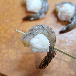 白蝦去殼後洗淨擦乾,用蝦仁捲起桂冠蝦球,再用竹叉依序將蝦球、鳳梨片、櫛瓜片串起