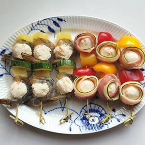 烤串串完後,進行調醬,將椰奶100ml、黃咖哩醬1大匙、魚露1大匙、糖0.5大匙煮到濃稠備用