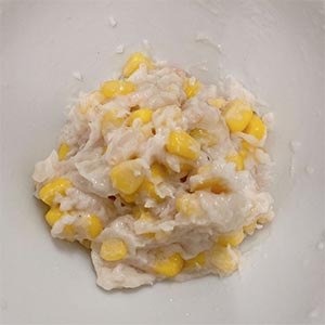 將桂冠花枝蝦漿與玉米粒混合
