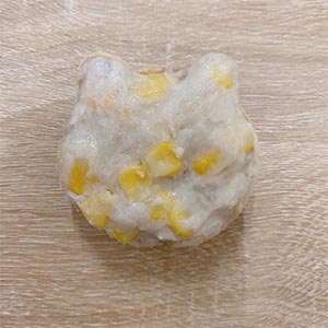再將花枝蝦漿與玉米鋪上