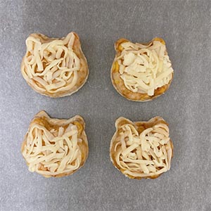 鋪上起司絲,烤箱預熱180度,烤10分鐘