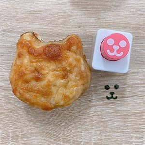 用美乃滋擠上嘴巴,海苔剪出小熊眼睛、鼻子用美乃滋黏上
做出小熊造型