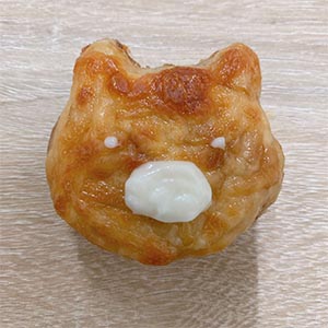 用美乃滋擠上嘴巴,海苔剪出小熊眼睛、鼻子用美乃滋黏上
