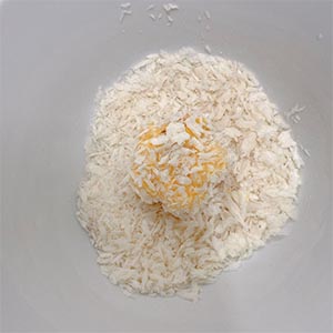 依序將飯糰沾裹麵包粉